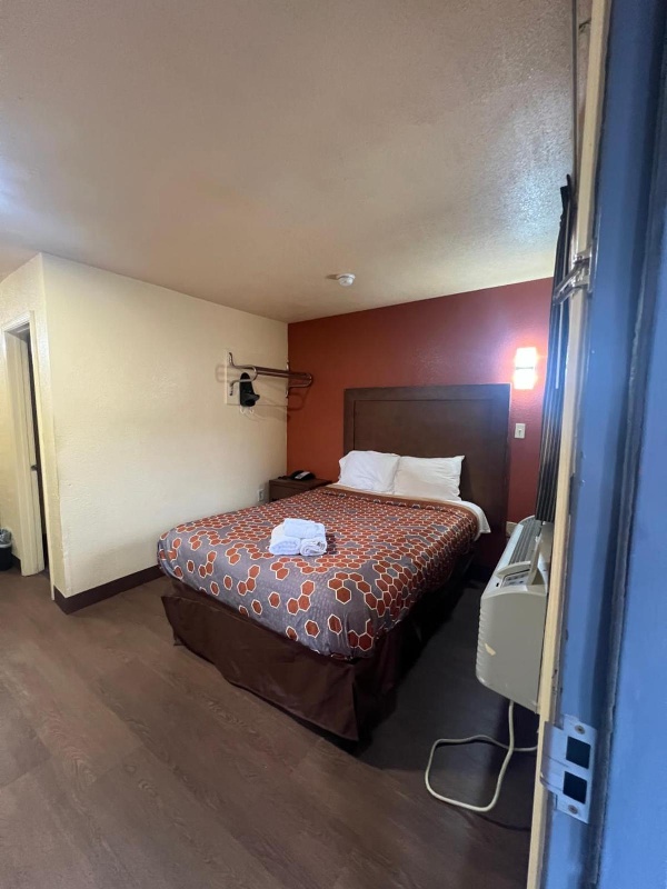 Rodeway Inn & Suites East image 2