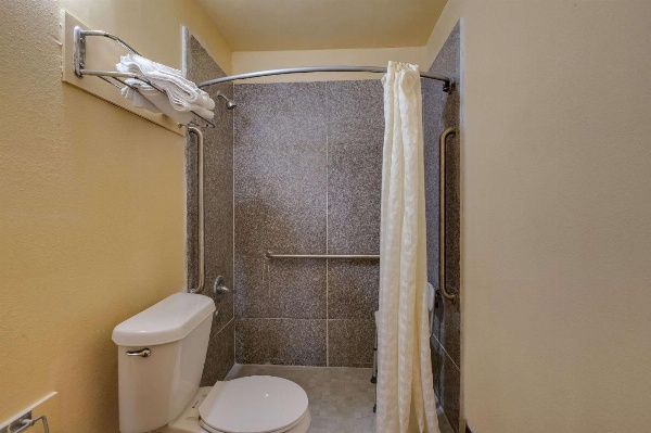 Rodeway Inn & Suites East image 26
