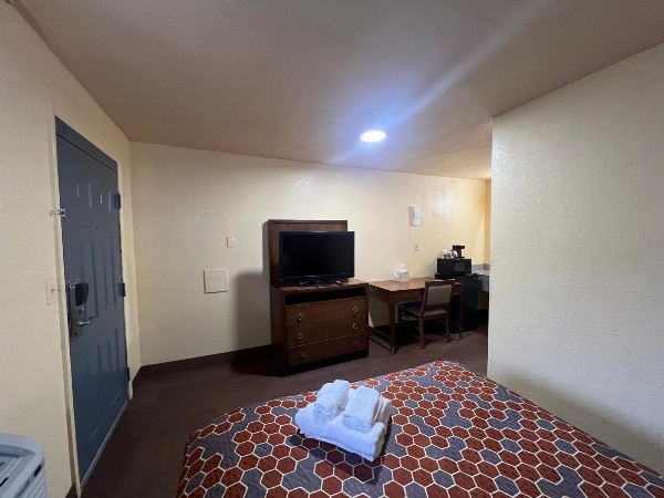 Rodeway Inn & Suites East image 3