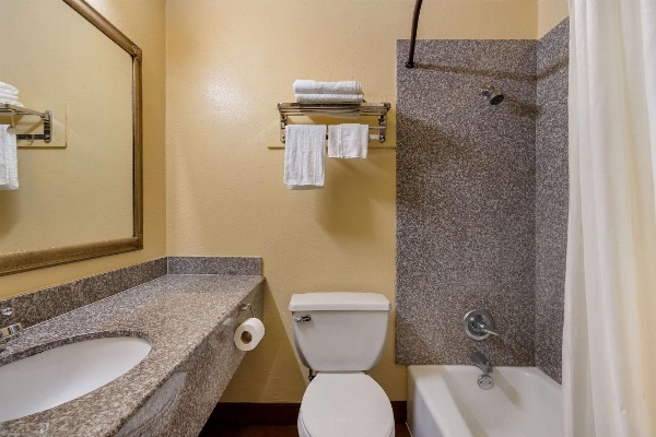 Rodeway Inn & Suites East image 34