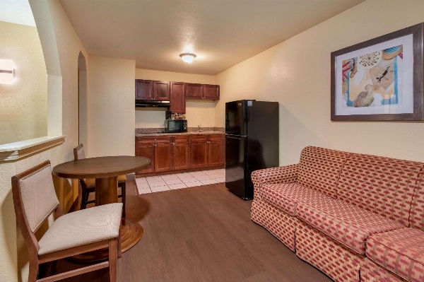 Rodeway Inn & Suites East image 39