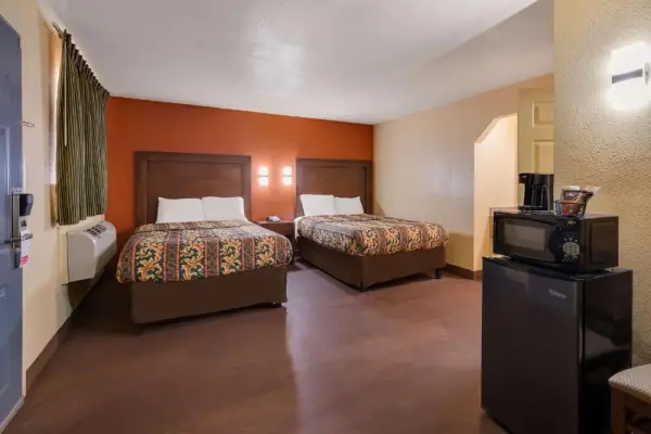 Rodeway Inn & Suites East 10