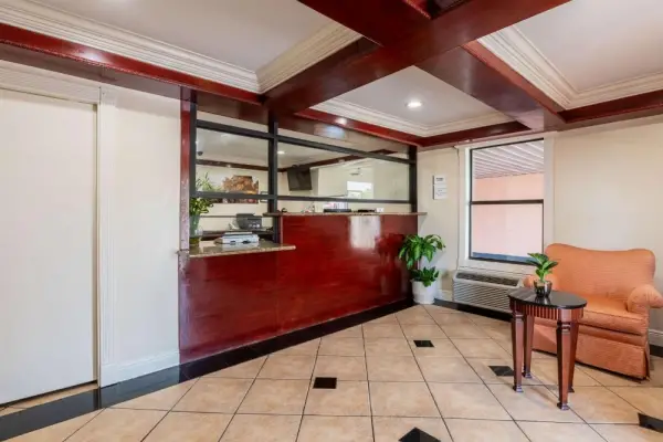Rodeway Inn & Suites East 4