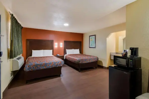 Rodeway Inn & Suites East 5