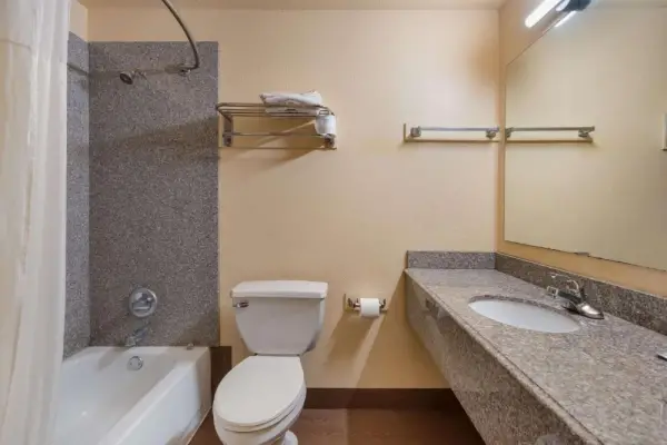 Rodeway Inn & Suites East 6