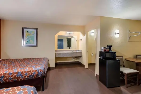 Rodeway Inn & Suites East 7