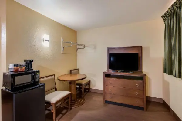 Rodeway Inn & Suites East 8