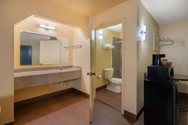 Rodeway Inn & Suites East 9